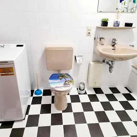 Renovated Garden-apartment, Next To Forest, On Mountain, Free Parking 아파트 *