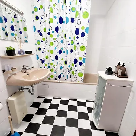 Currently Halfprice By Sometimes No Warm Water! Renovated Garden-apartment, Next To Forest, On The Mountain, Free Parking 公寓